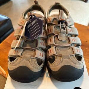 Croft And Barrow Combs Men’s Fisherman Sandals. Size 8. NWT.